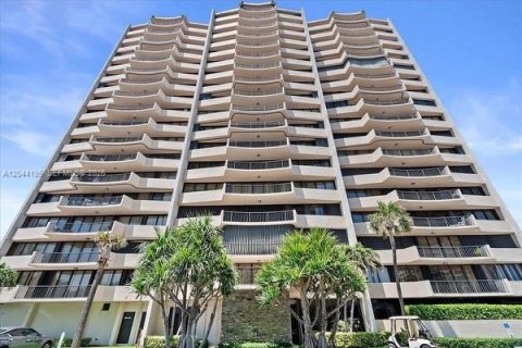 Condo in Riviera Beach, Florida, 2 bedrooms № 2242911 - photo 2