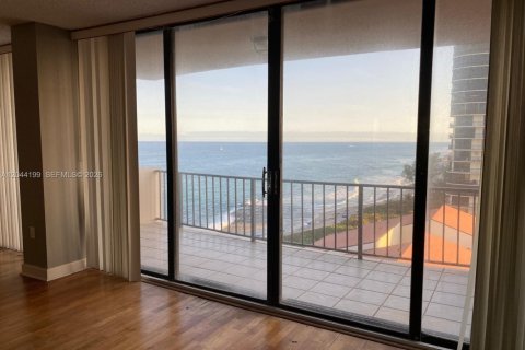 Condo in Riviera Beach, Florida, 2 bedrooms № 2242911 - photo 11
