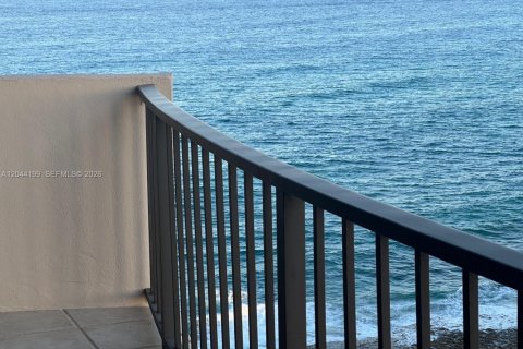Condo in Riviera Beach, Florida, 2 bedrooms № 2242911 - photo 5