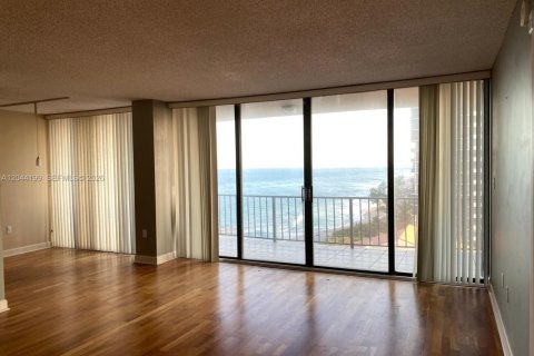 Condo in Riviera Beach, Florida, 2 bedrooms № 2242911 - photo 10