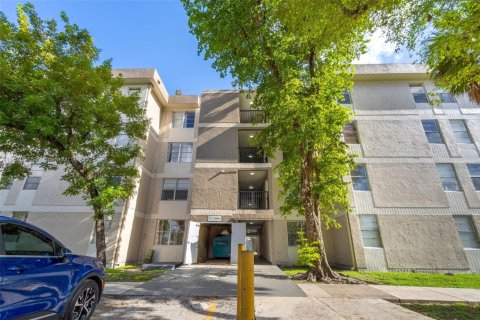 Copropriété à louer à Hialeah, Floride: 2 chambres, 71.07 m2 № 1929564 - photo 1