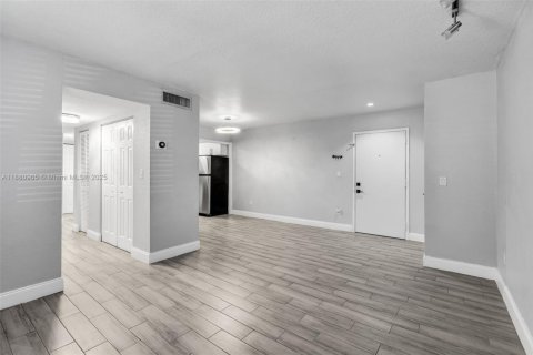 Copropriété à louer à Hialeah, Floride: 2 chambres, 71.07 m2 № 1929564 - photo 5