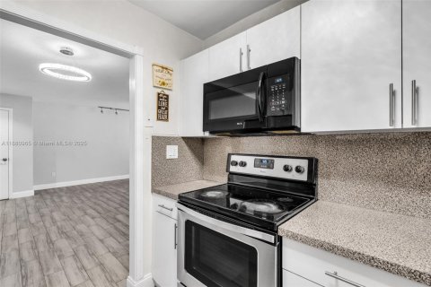Copropriété à louer à Hialeah, Floride: 2 chambres, 71.07 m2 № 1929564 - photo 7