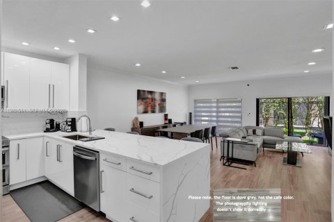 Adosado en venta en Aventura, Florida, 2 dormitorios, 127.83 m2 № 2152731 - foto 3