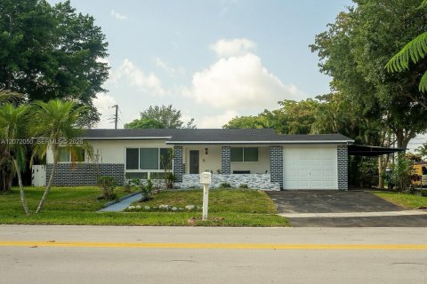 House in Plantation, Florida 6 bedrooms, 190.64 sq.m. № 2305329
