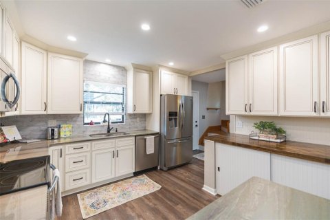 Townhouse in Tampa, Florida 2 bedrooms, 138.98 sq.m. № 2205572 - photo 4