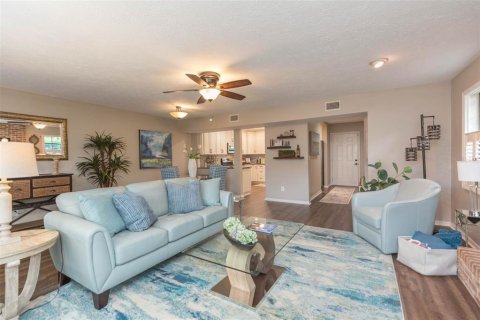 Townhouse in Tampa, Florida 2 bedrooms, 138.98 sq.m. № 2205572 - photo 8