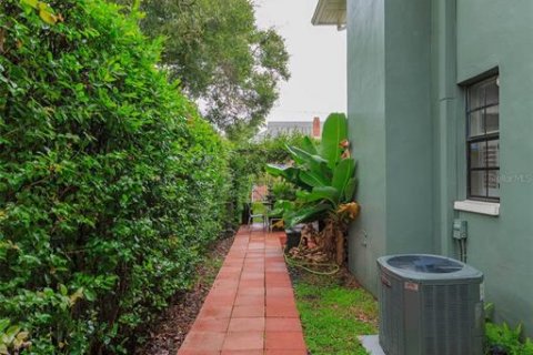 Townhouse in Tampa, Florida 2 bedrooms, 138.98 sq.m. № 2205572 - photo 22