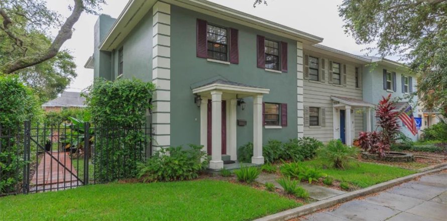 Townhouse in Tampa, Florida 2 bedrooms, 138.98 sq.m. № 2205572