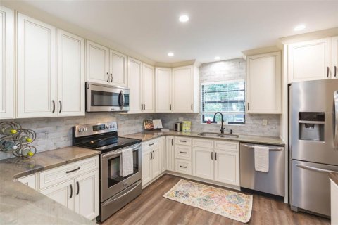 Townhouse in Tampa, Florida 2 bedrooms, 138.98 sq.m. № 2205572 - photo 3