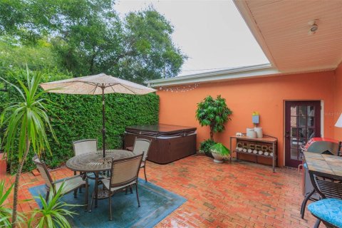 Townhouse in Tampa, Florida 2 bedrooms, 138.98 sq.m. № 2205572 - photo 12