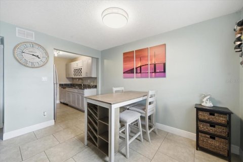 Condo in Saint Petersburg, Florida, 1 bedroom № 2205414 - photo 19