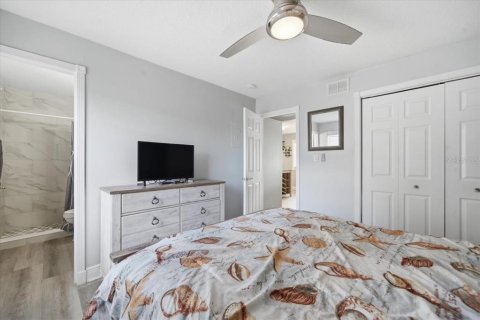 Condo in Saint Petersburg, Florida, 1 bedroom № 2205414 - photo 30