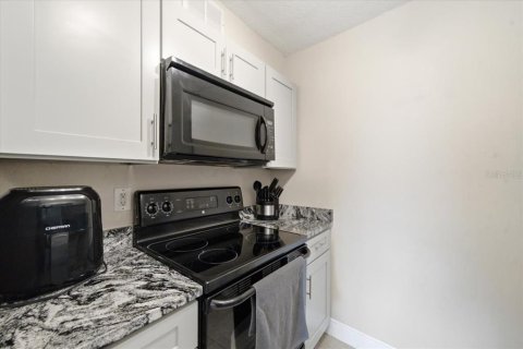 Condo in Saint Petersburg, Florida, 1 bedroom № 2205414 - photo 16