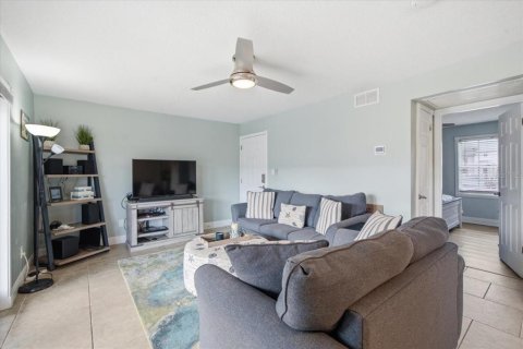 Condo in Saint Petersburg, Florida, 1 bedroom № 2205414 - photo 22