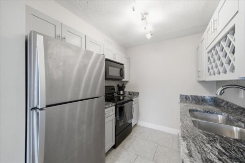 Condo in Saint Petersburg, Florida, 1 bedroom № 2205414 - photo 15