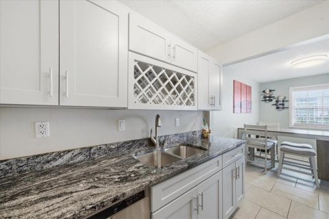 Condo in Saint Petersburg, Florida, 1 bedroom № 2205414 - photo 17