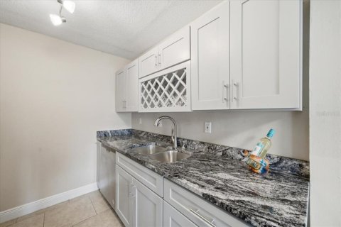 Condo in Saint Petersburg, Florida, 1 bedroom № 2205414 - photo 5