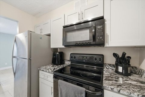 Condo in Saint Petersburg, Florida, 1 bedroom № 2205414 - photo 18