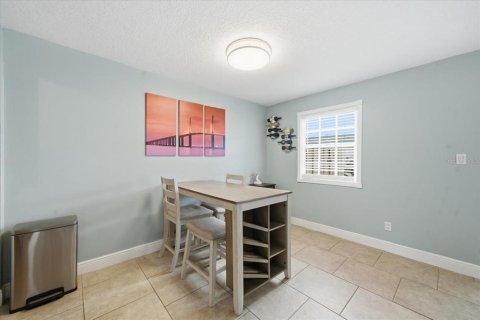 Condo in Saint Petersburg, Florida, 1 bedroom № 2205414 - photo 13