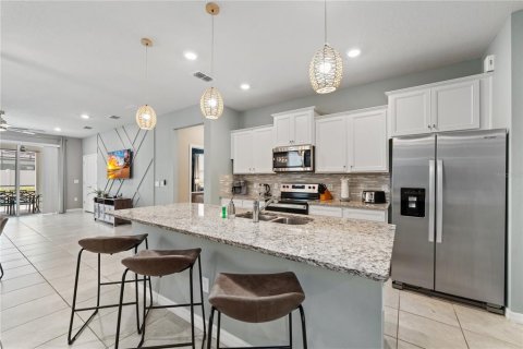 House in Davenport, Florida 7 bedrooms, 288.18 sq.m. № 2104462 - photo 6