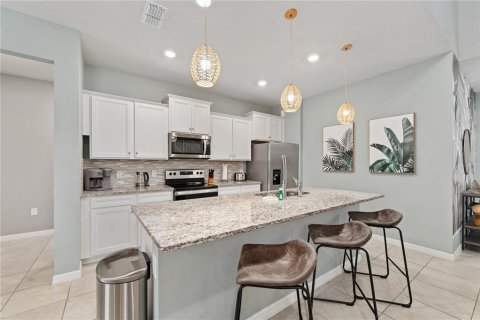 House in Davenport, Florida 7 bedrooms, 288.18 sq.m. № 2104462 - photo 8
