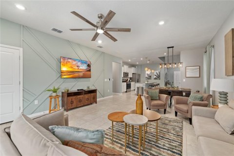 House in Davenport, Florida 7 bedrooms, 288.18 sq.m. № 2104462 - photo 10