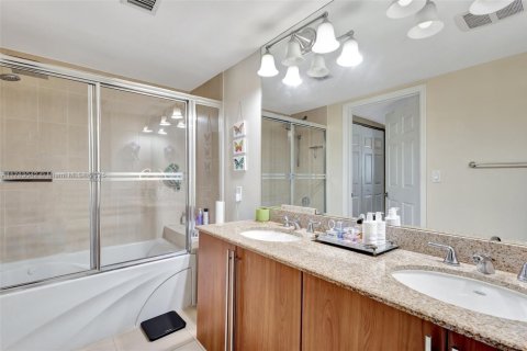 Condo in West Palm Beach, Florida, 2 bedrooms  № 1706585 - photo 24