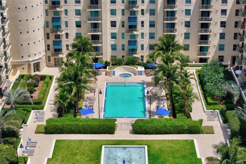 Condo in West Palm Beach, Florida, 2 bedrooms  № 1706585 - photo 4