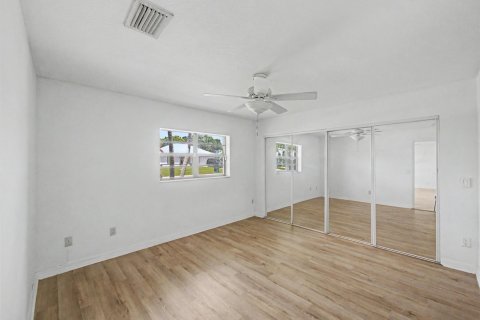 House in Port St. Lucie, Florida 3 bedrooms, 159.51 sq.m. № 2180560 - photo 8