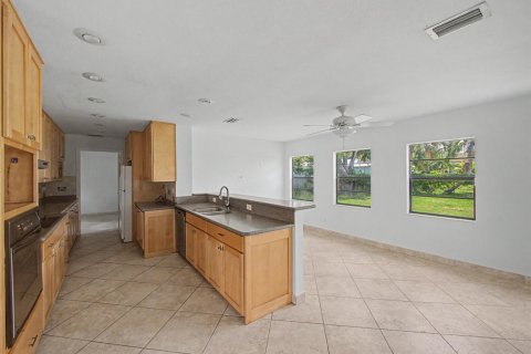 House in Port St. Lucie, Florida 3 bedrooms, 159.51 sq.m. № 2180560 - photo 7