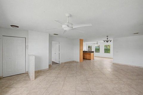 House in Port St. Lucie, Florida 3 bedrooms, 159.51 sq.m. № 2180560 - photo 2