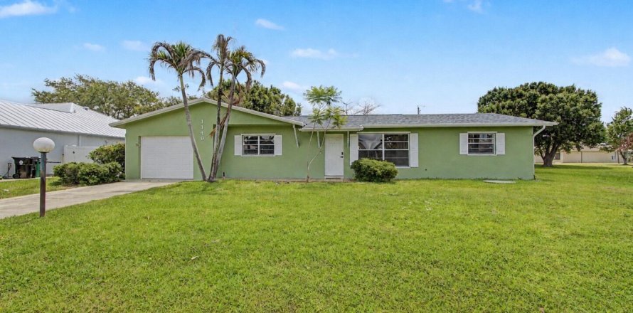 House in Port St. Lucie, Florida 3 bedrooms, 159.51 sq.m. № 2180560