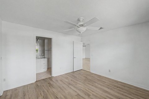House in Port St. Lucie, Florida 3 bedrooms, 159.51 sq.m. № 2180560 - photo 9