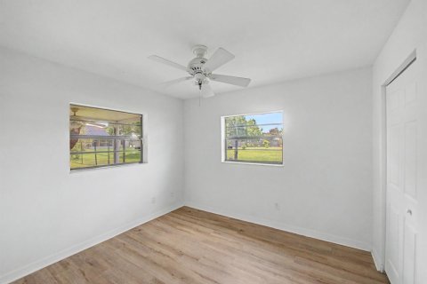 House in Port St. Lucie, Florida 3 bedrooms, 159.51 sq.m. № 2180560 - photo 11