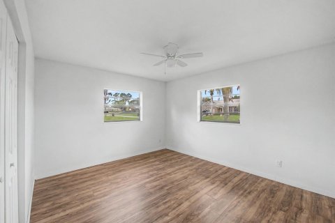 House in Port St. Lucie, Florida 3 bedrooms, 159.51 sq.m. № 2180560 - photo 12