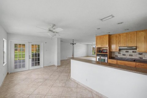 House in Port St. Lucie, Florida 3 bedrooms, 159.51 sq.m. № 2180560 - photo 6