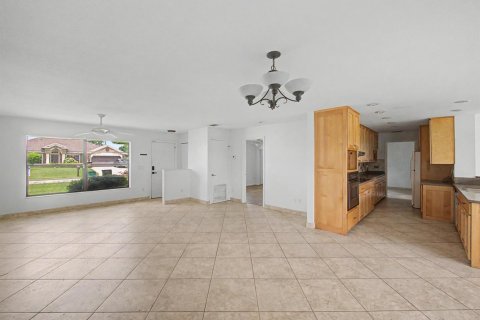 House in Port St. Lucie, Florida 3 bedrooms, 159.51 sq.m. № 2180560 - photo 3