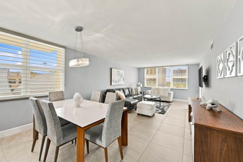 Condo in Pompano Beach, Florida, 2 bedrooms  № 2376355 - photo 13