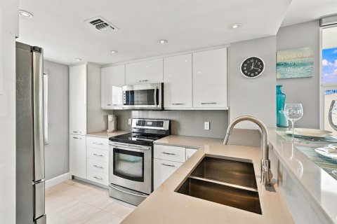 Condo in Pompano Beach, Florida, 2 bedrooms  № 2376355 - photo 5
