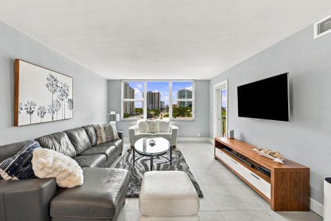 Condo in Pompano Beach, Florida, 2 bedrooms  № 2376355 - photo 16