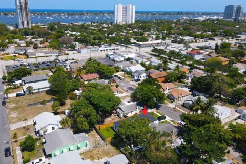 Casa en alquiler en West Palm Beach, Florida, 3 dormitorios, 141.68 m2 № 1182432 - foto 1