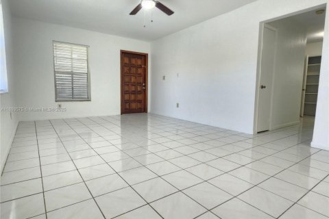 Снять в аренду виллу или дом в Катлер-Бей, Флорида 3 спальни, 117.06м2, № 1939074 - фото 12