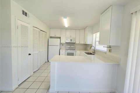 Снять в аренду виллу или дом в Катлер-Бей, Флорида 3 спальни, 117.06м2, № 1939074 - фото 4