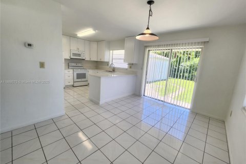 Снять в аренду виллу или дом в Катлер-Бей, Флорида 3 спальни, 117.06м2, № 1939074 - фото 5