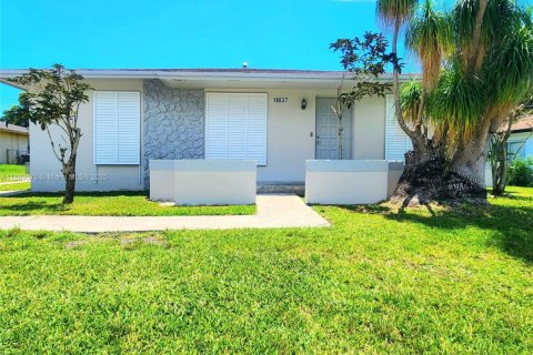 Снять в аренду виллу или дом в Катлер-Бей, Флорида 3 спальни, 117.06м2, № 1939074 - фото 1