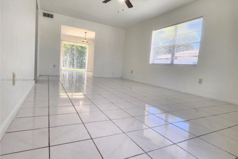 Снять в аренду виллу или дом в Катлер-Бей, Флорида 3 спальни, 117.06м2, № 1939074 - фото 16