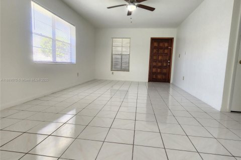 Снять в аренду виллу или дом в Катлер-Бей, Флорида 3 спальни, 117.06м2, № 1939074 - фото 11