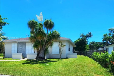 Снять в аренду виллу или дом в Катлер-Бей, Флорида 3 спальни, 117.06м2, № 1939074 - фото 2