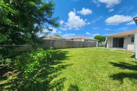 Снять в аренду виллу или дом в Катлер-Бей, Флорида 3 спальни, 117.06м2, № 1939074 - фото 22